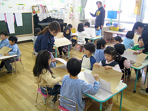 広島市中区「ともえ保育園」で、子どもたちに画用紙帳を配布したときの模様 1