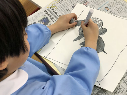 広島市中区「聖母幼稚園」で、子どもたちに画用紙帳を配布したときの模様 1