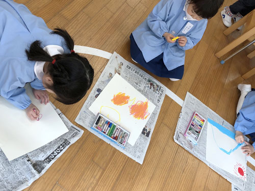 広島市中区「聖母幼稚園」で、子どもたちに画用紙帳を配布したときの模様 2