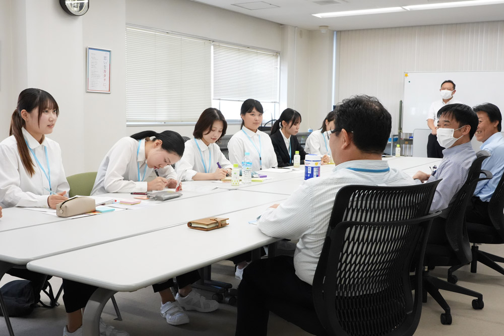 座談会の様子 2